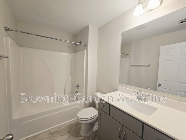 Building Photo - 554 Oakvale Ln