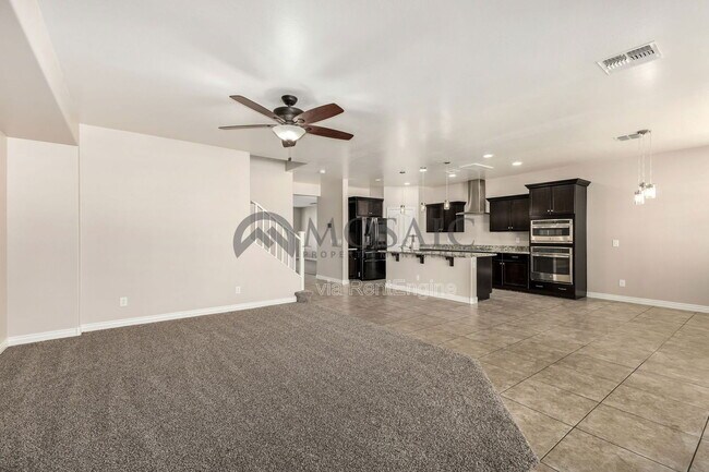 Building Photo - 2464 E Hazeltine Way