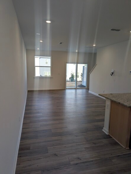 Building Photo - 2003 Oakdale Dr