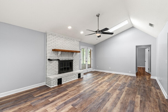 Building Photo - 551 Juanita Ave