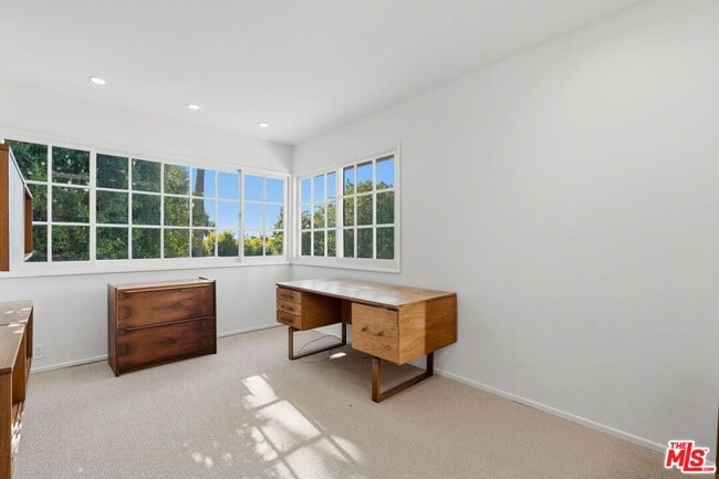 Building Photo - 510 Toyopa Dr