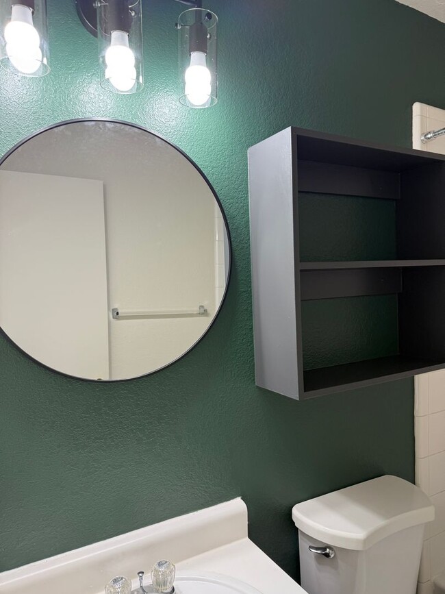 Building Photo - 3/2/2 Duplex / Bathroom Reno / Updated/ Fenced Back Yard - Pets Welcome