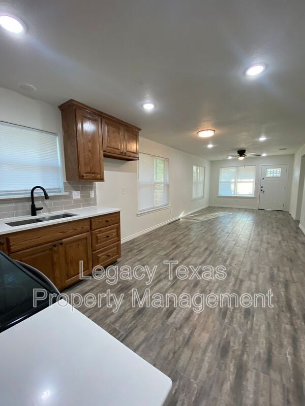 Building Photo - 702 S Wilhite St