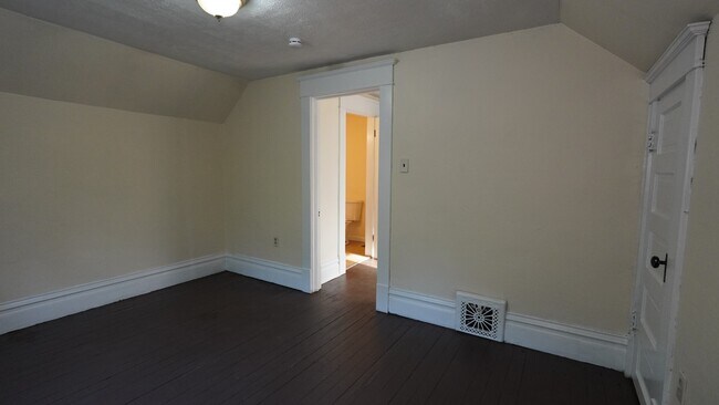 Building Photo - 40 Fayette St E