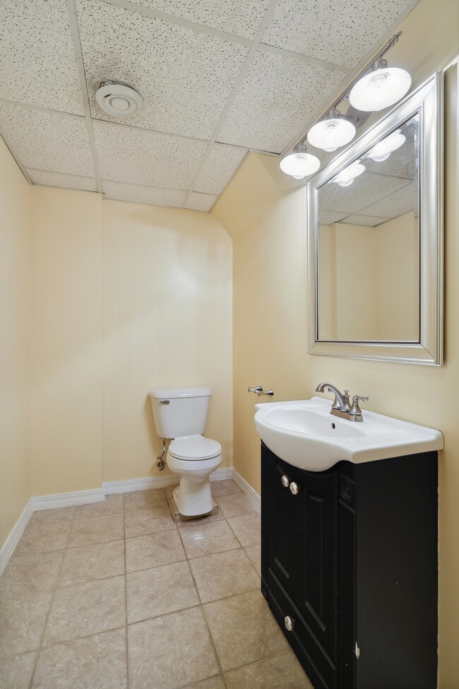 Building Photo - 10003 Crestridge Dr