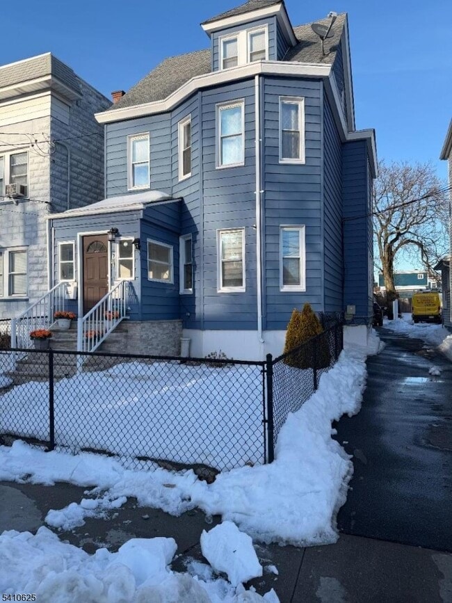 Building Photo - 7 Kling St