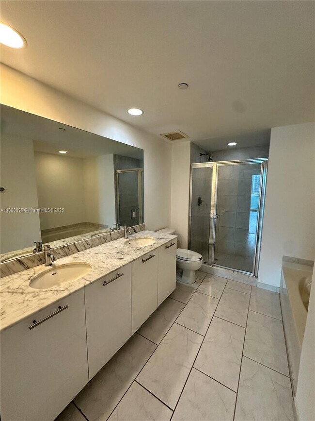 Building Photo - 950 Brickell Bay Dr