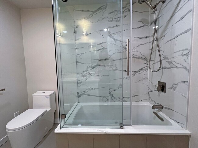 Building Photo - Freshly Remodeled 5BR Home in Prime Bellevue Enatai