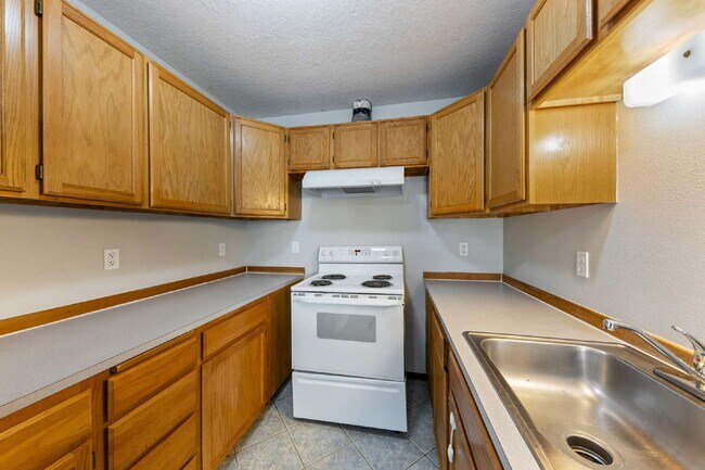 Building Photo - Spacious Townhome 3 Bedrooms plus office!