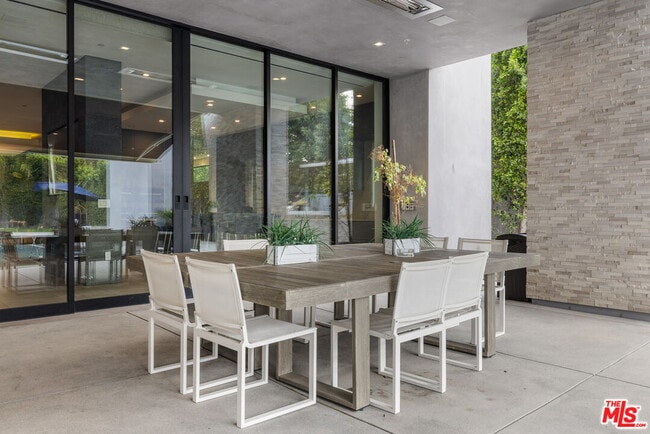 Building Photo - 5365 Vanalden Ave