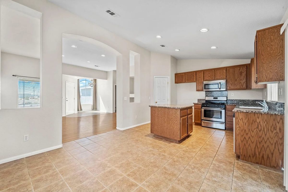 Building Photo - 8497 Tamarack Ave