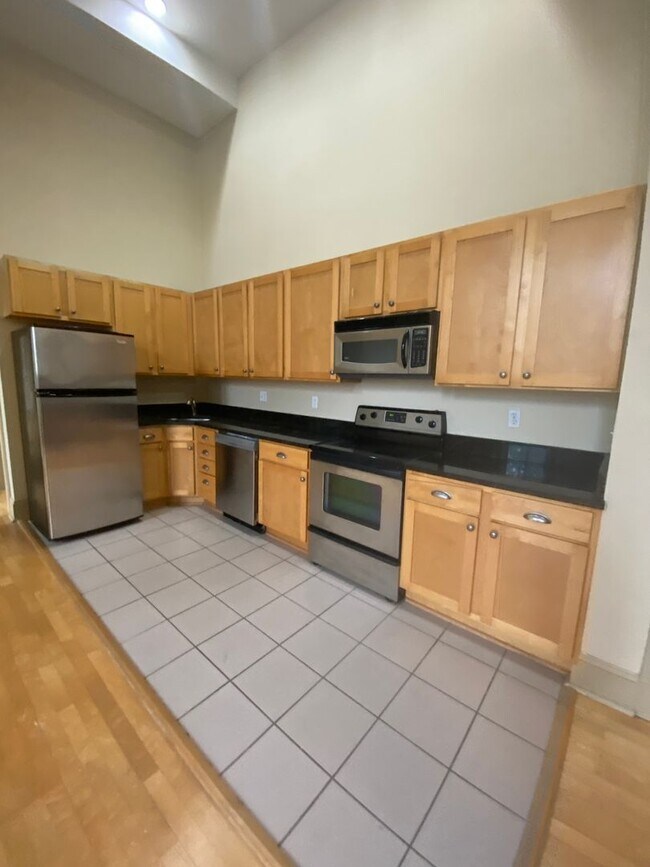 Building Photo - Stunning 2-bed, 1 bath apartment near Card...