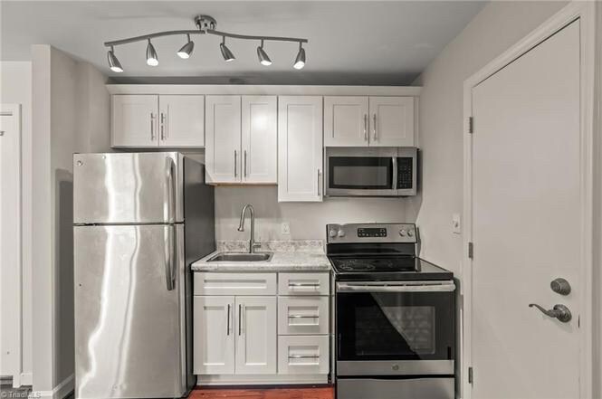 Building Photo - Room in House on Merry Oaks Trail
