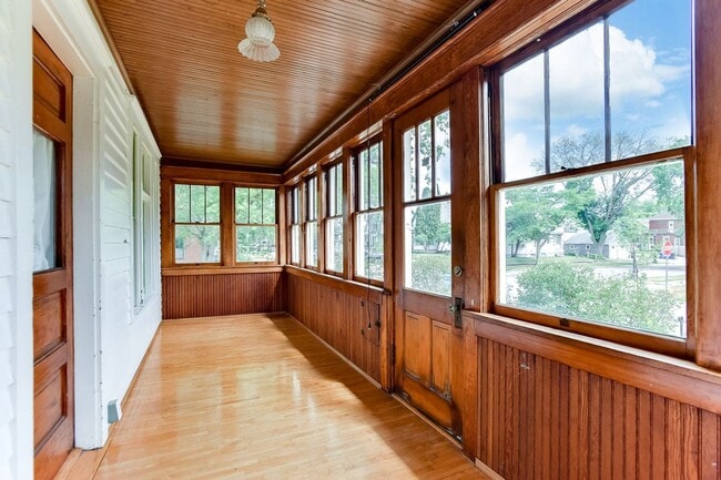 Building Photo - Renovated 3 Bedroom 2 bathroom house. Superb Master suite.