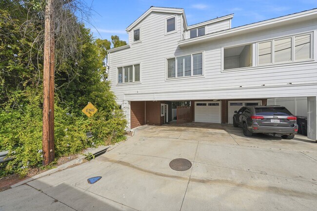 Building Photo - Premier Location in Corona Del Mar for 12-Month Lease