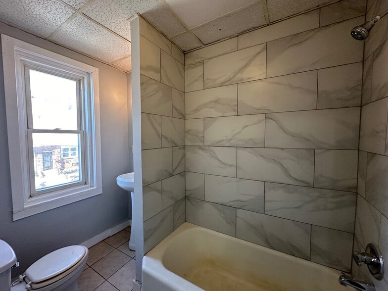 Unit 2F - 1521 Wakeling St