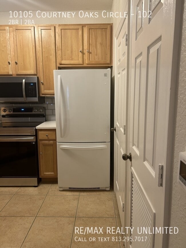 Building Photo - 10105 Courtney Oaks Cir