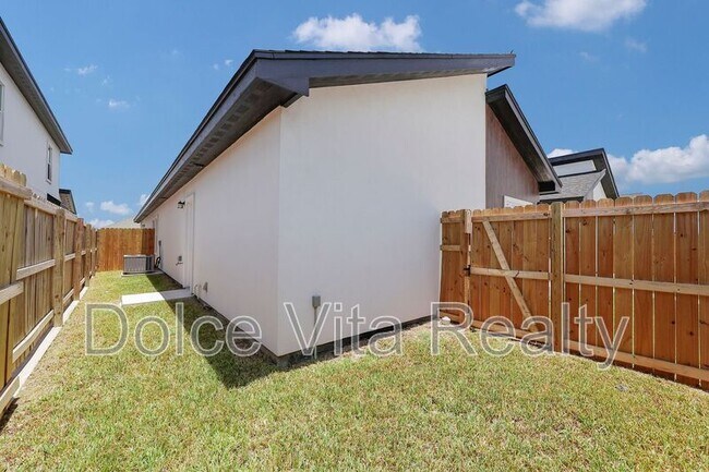 Building Photo - 1502 W Platinum Dr