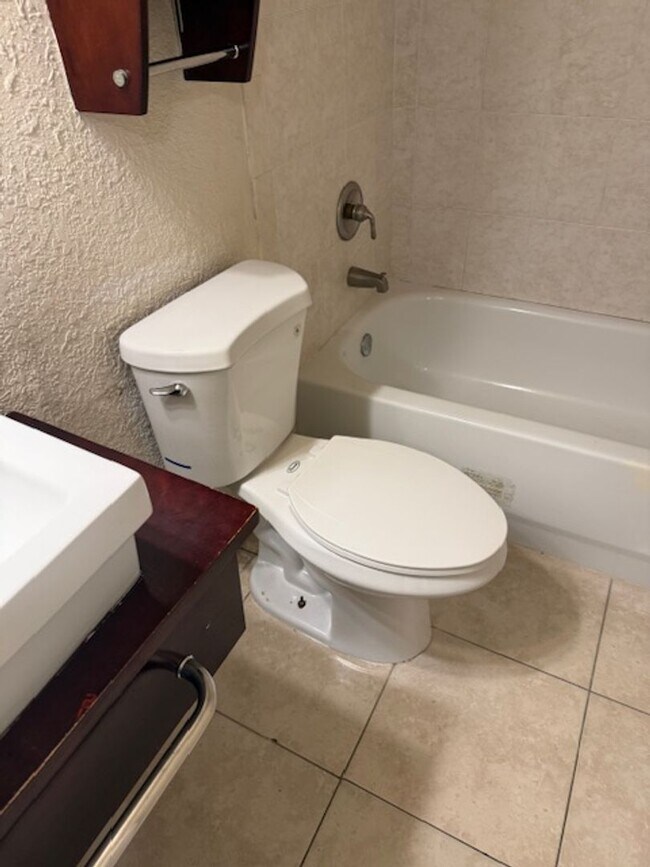 Building Photo - Ground floor 2 bedroom condo