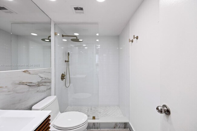 Building Photo - 1440 Brickell Bay Dr