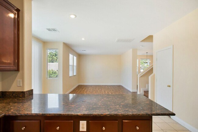 Building Photo - 3 Bed and Loft Summerlin Beauty