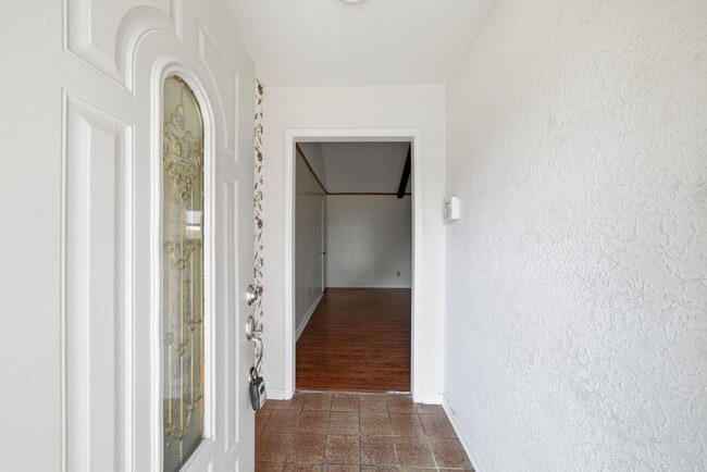 Building Photo - 122 White Cedar St