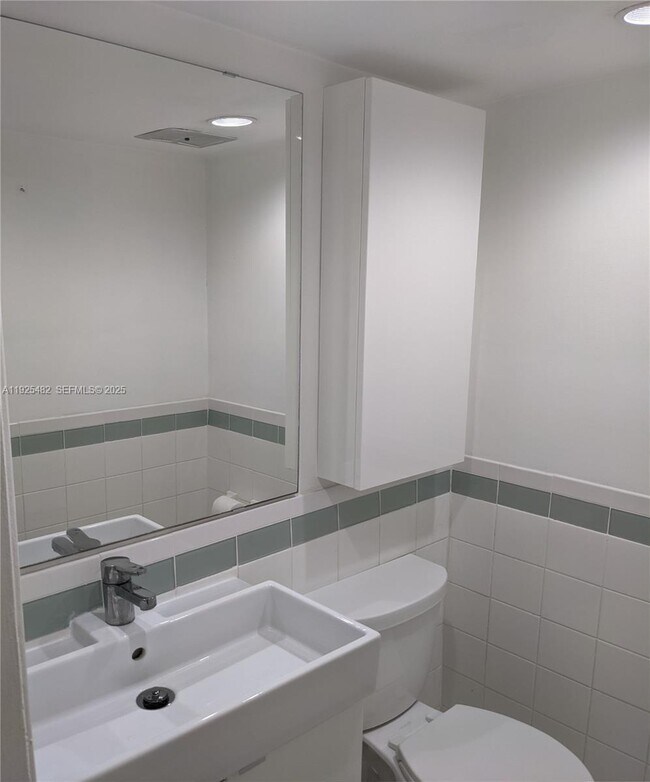 Building Photo - 1658 Bay Rd