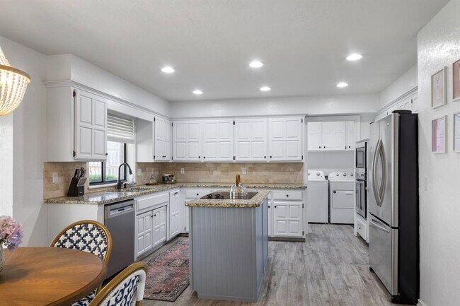 Building Photo - 2011 Trailview Ct