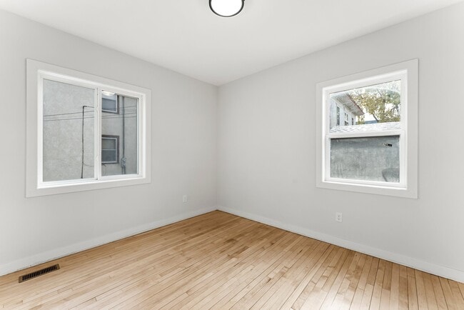 Building Photo - 911 W 31st St