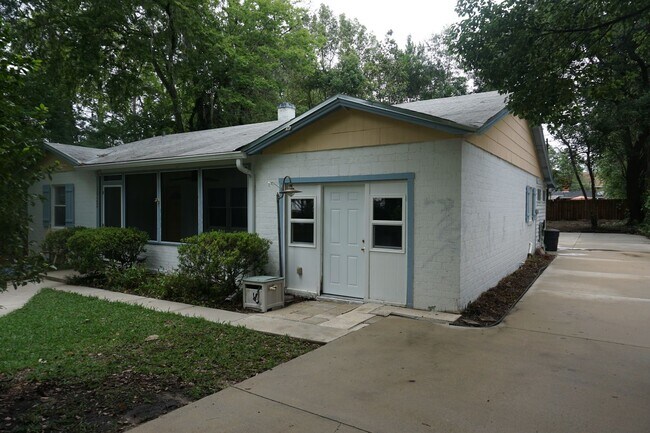 Building Photo - Beautiful 3 Bedroom House Behind Midtown