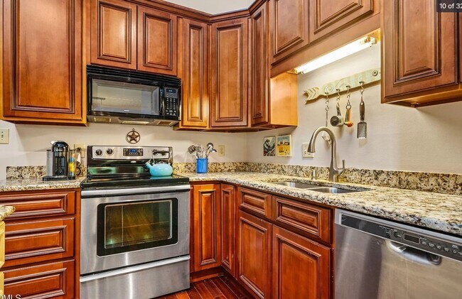Building Photo - Beautiful & Spacious 3 Bedroom 3 Baths