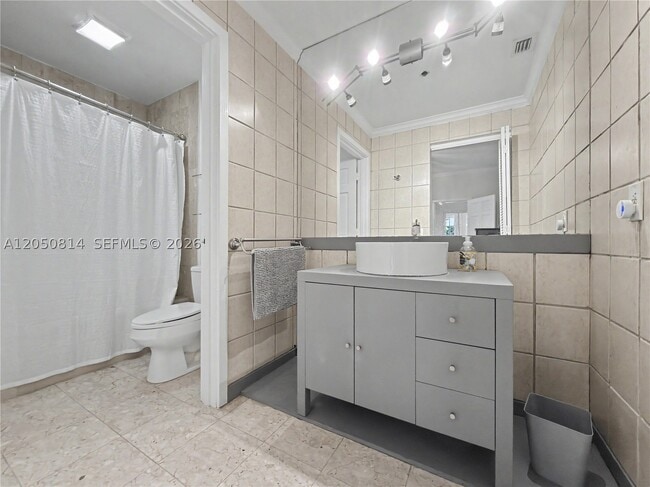 Building Photo - 2124 Fisher Island Dr