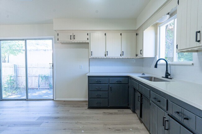 Building Photo - 4-Bed Home Available for Lease & Rent to Own!