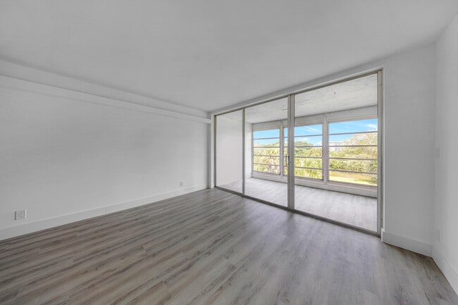 Building Photo - 3151 S Palm Aire Dr