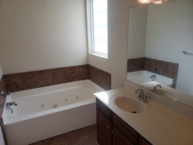Building Photo - WOODBRIDGE POINTE