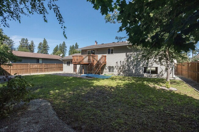 Building Photo - 3 Bedroom 2 Bath home with unique charm right off of 15th in Coeur d'Alene!