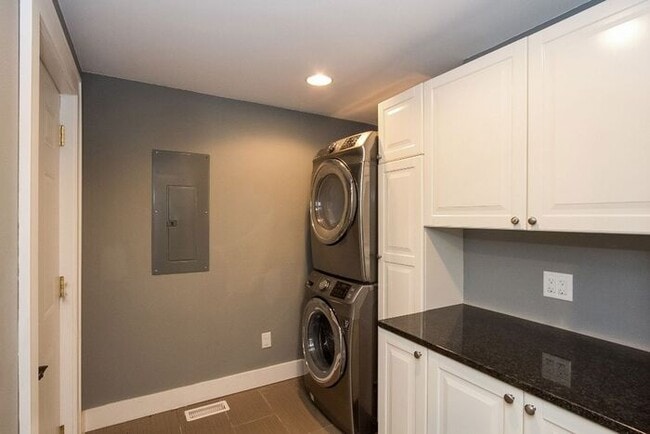 Building Photo - $4,400 | 5 Bedroom, 3 Bathroom House | Pet...
