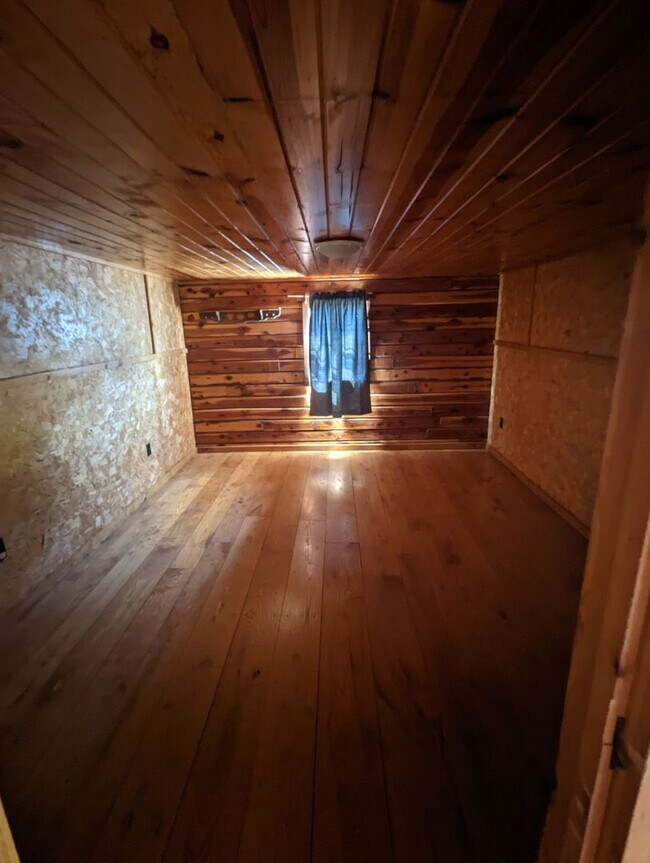 Building Photo - Log Cabin in Pilot Grove, MO