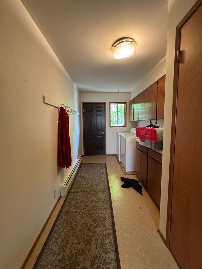 Building Photo - Spacious 5 Bedroom Rental by Park