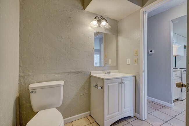 Building Photo - 4 bed 1.5 bath duplex in Midwest City