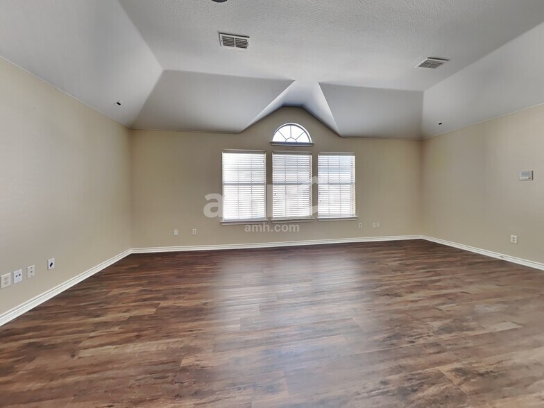 Building Photo - 404 Roundrock Ln