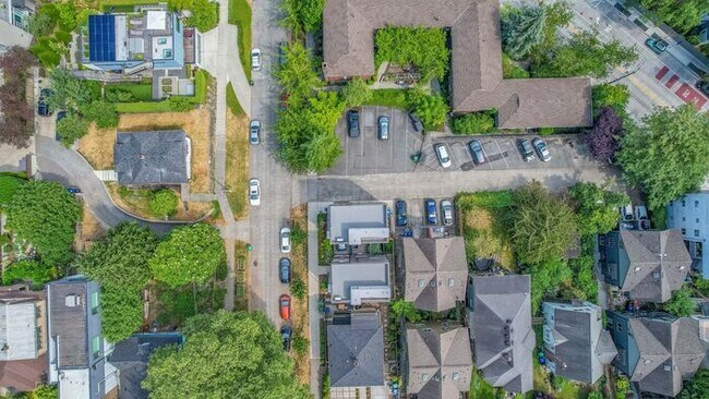 Building Photo - Stunning Ultra-Modern Capitol Hill View Home with Air Conditioning