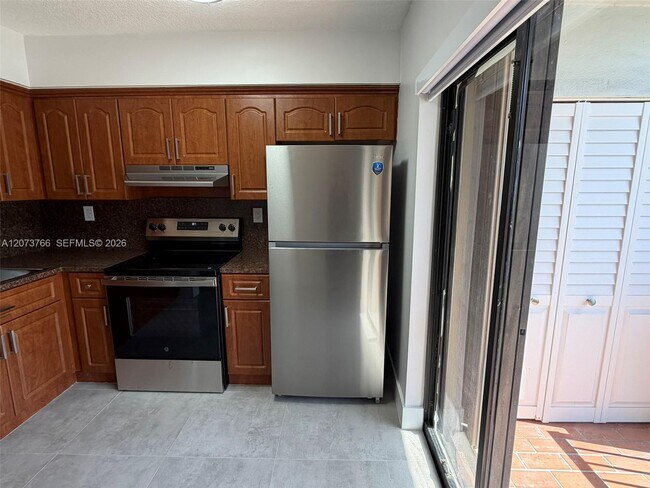 Building Photo - 1360 W 41st St