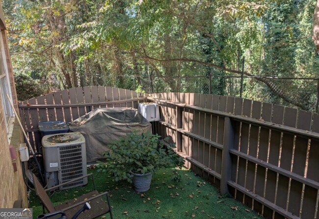 Building Photo - 6980 Roswell Rd