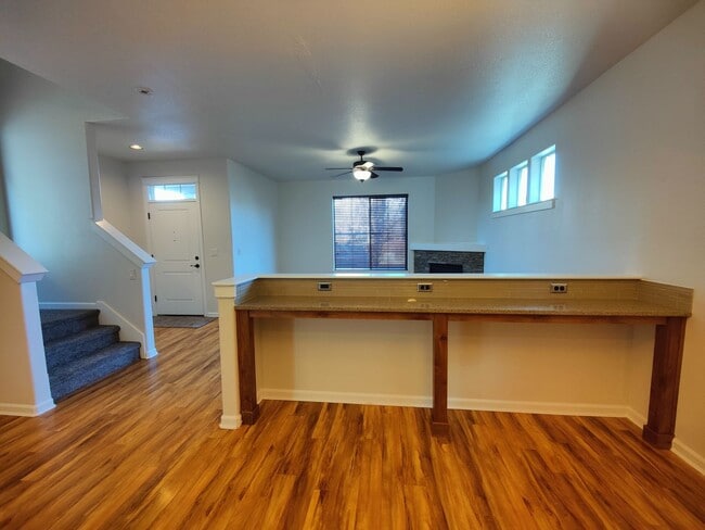 Building Photo - Beautiful 3x2.5 with fenced patio and upstairs bonus area