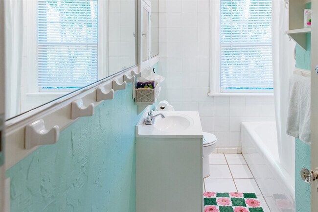 Building Photo - 519 28th St