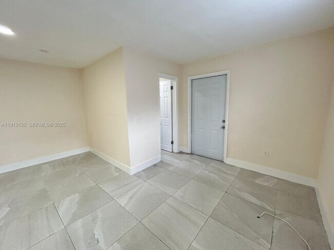 Building Photo - 610 E 8th Ave