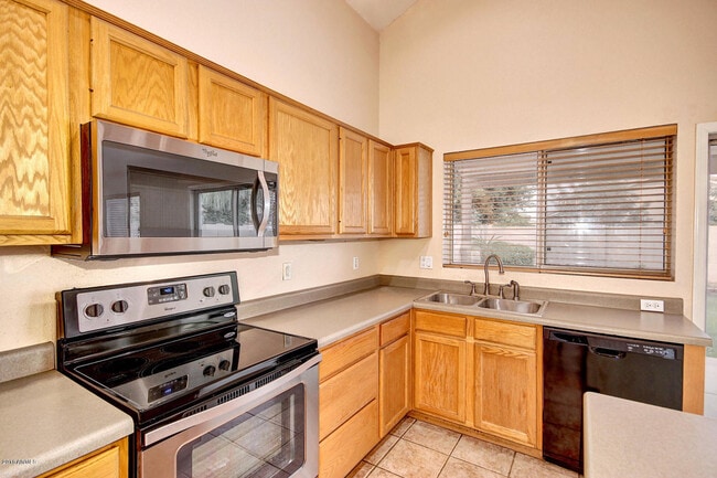 Building Photo - 886 W Bruce Ave