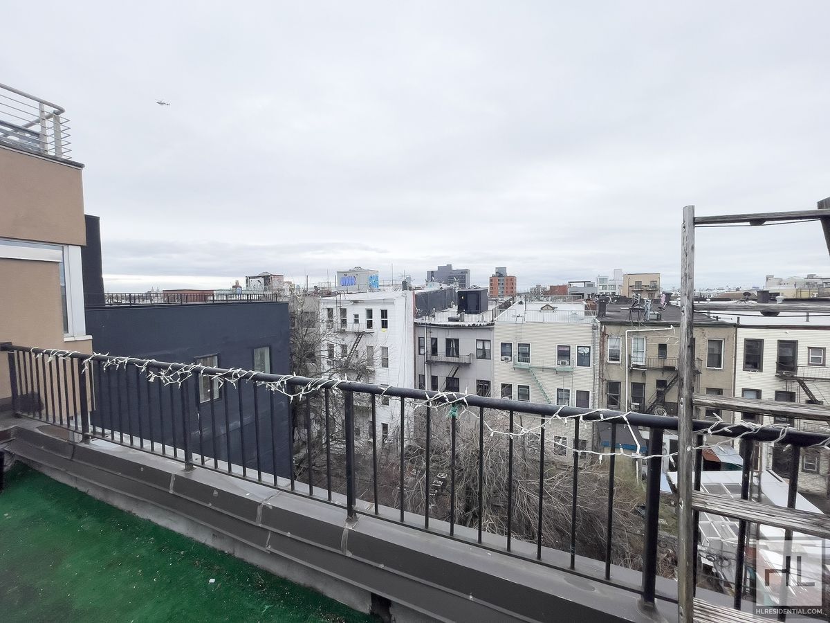 Building Photo - 3BR 1BA Skylit w/ Private Rooftop Terrace