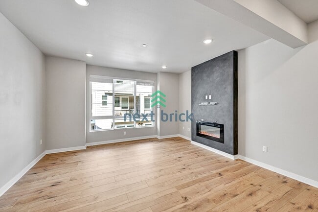 Building Photo - 2 BED & 2.5 BATH TOWNHOUSE FOR RENT